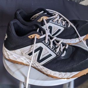 Men's 9.5 New Balance Turf Baseball Shoes